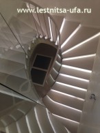 Лестница с подсветкой и ограждением из гнутого стекла